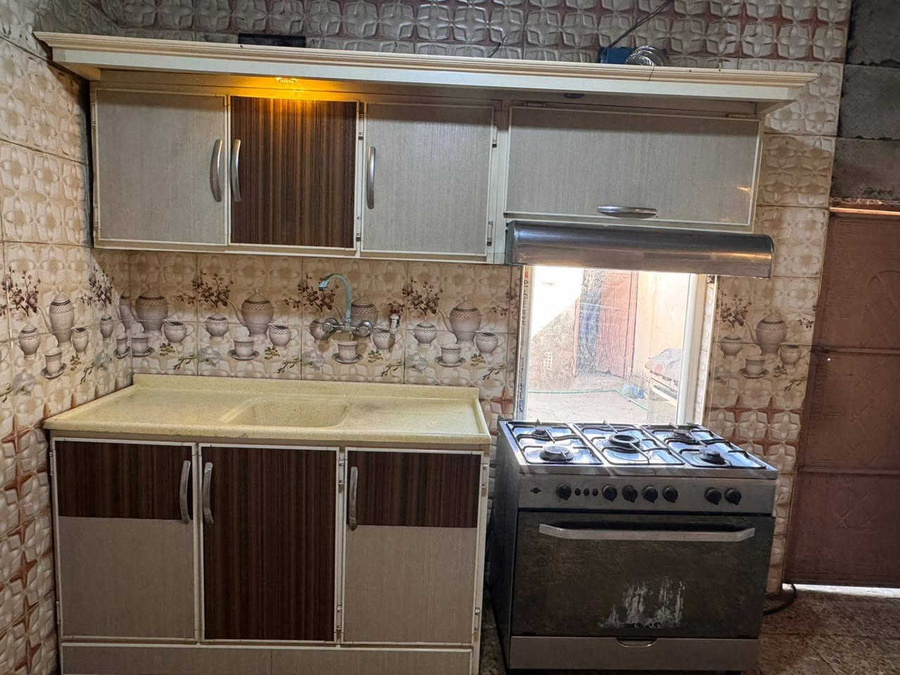 سلام عليكم كاونتر للبيع درجه أوله نضيف كلش لشراي يتصل وبيه خير ويدلل ***********
