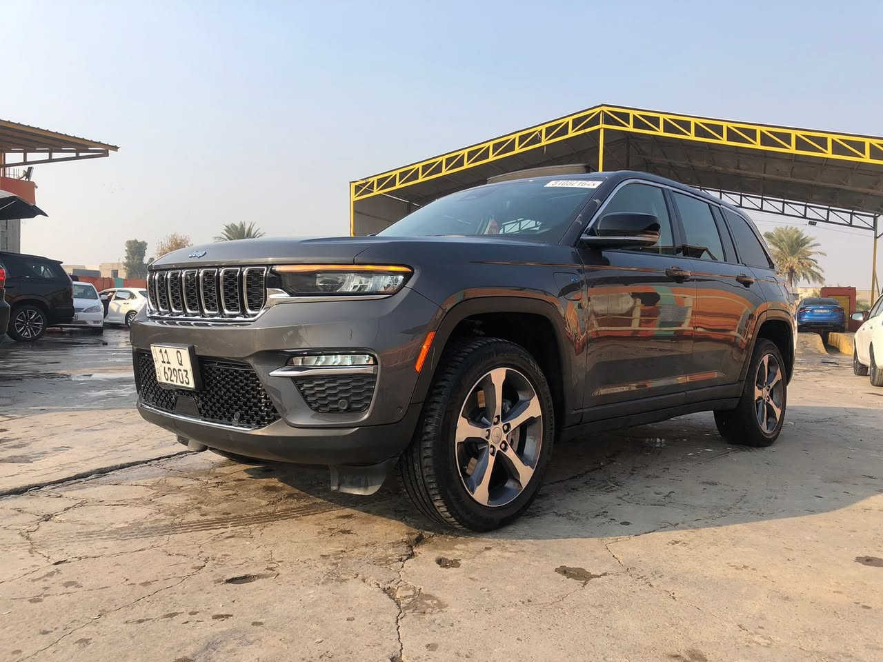 السلام عليكم 
جيب كراند شيروكي Xe4 هايبرد 
اللون رصاصي غامق
2022 لمتدد 
 وارد امريكي 
حجم المكينة 2000تيربو + هايبرد + شحن منزلي
 تكدر تشحنهه بالبيت تمشيك مايقارب 50 كيلو متر، 
باي سرعة من غير مايشتغل محرك البنزين  
رقم بغداد الجديد  

فول مواصفات 1/1
خمسة راكب 
رادار 360 درجة 
تحديد مسار 
حساسات خلفية 
تبريد قطعتين 
خمس انضمة قيادة 
 بانوراما
دفع رباعي. 
 كير موس 
 هاند بريك بصمه 
مقود جلد + تدفئة 
شفتات ستيرن 
لايتات لد 
هيترات في الكشن 

السعر خاص
الاستفسار :***********
