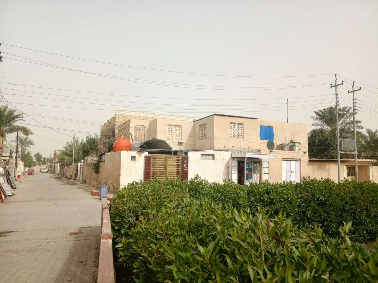 السلام عليكم 
الدار للبيع حي الجمعيات قرب التربيه 
بيت ركن مساحته 300 
***********
معه الاثاث 
البيت متكون من 3 غرف صاله استقبال مطبخ هول 
الطابق الثاني فقط هيكل
