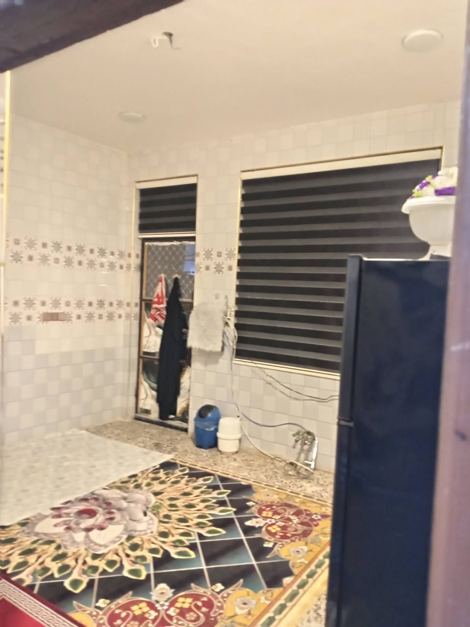 #اللهم صلِّ على محمد وآل محمد 
#بيت للبيع المساحة 200 متر زراعي سند 25 
طابقين الاول غرفه نوم 5×4 صاله ٧ونص ×5 استقبال 6×4 مطبخ 4×5 
صاله صغيره 2ونص ×2ونص صحيات 2ونص ×2ونص مع طارمه خارجيه مع صحيات خارجية 
 ممر جانبي وخلفي ع طول البيت بناء طابوق شغل حديث درجه اولى ارضيه كاشي  
درج فر دائري  مرمر 
طابق ثاني صاله نفس القياس مع غرفتين نوم سويت كامل مع سطح ودرج خارجي وسطح وستاره  فوك البيت برج انترنت 
 البيت كامل من كل شي المكان خلف معرض الزعيم قرب محطه الحاج حمزه دعيل ويوجد شارع خاص بي مع ابي ماء اساله   للاستفسار الاتصال ***********
