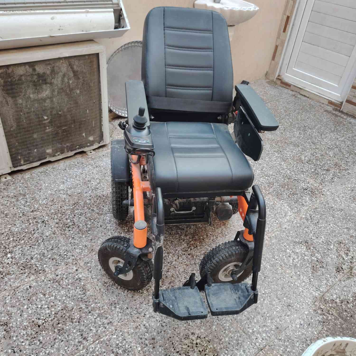 السلام عليكم كرسي متحرك اعله فئه استخدام يوم واحد ضامينه لان ماعدنه مكان اله السعر٨٥٠ اوبيهه مجال قليل ***********بي واتساب
