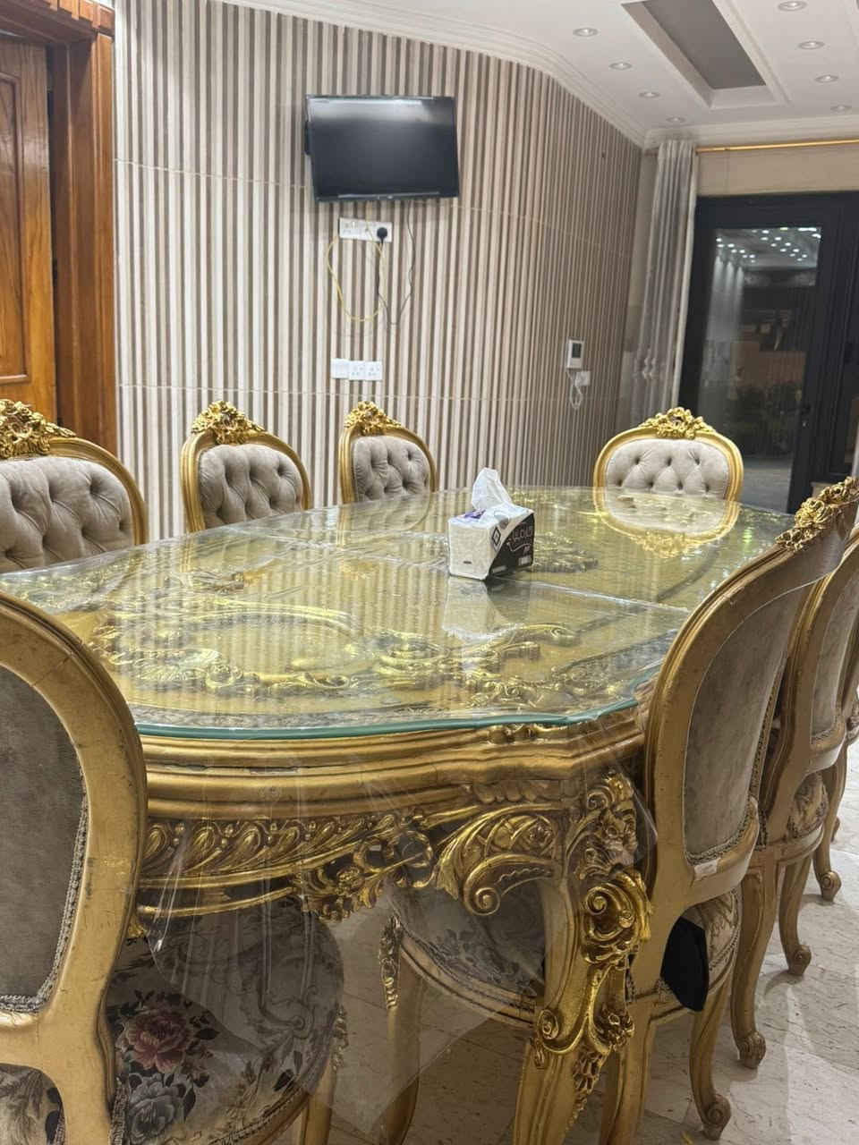 � طاولة طعام فاخرة للبيع — تصميم كلاسيكي ملكي
طاولة طعام راقية بتصميم فخم مطلي باللون الذهبي مع نقوش مميزة وواجهة زجاجية سميكة للحفاظ على السطح.
تأتي مع كراسي مبطنة بجودة عالية ولم يتم استخدامها إلا بشكل بسيط — بحالة ممتازة مثل الجديدة.

✔ تصميم كلاسيك راقي وفاخر
✔ زجاج حماية فوق الطاولة
✔ نقوش خشبية احترافية
✔ الكراسي مريحة وبجودة عالية
✔ مناسبة للصالات الكبيرة وغرف الضيوف

📍 الموقع: ( بغداد )
💰 السعر: ( مليون )
📞 للتواصل: ( *********** )

