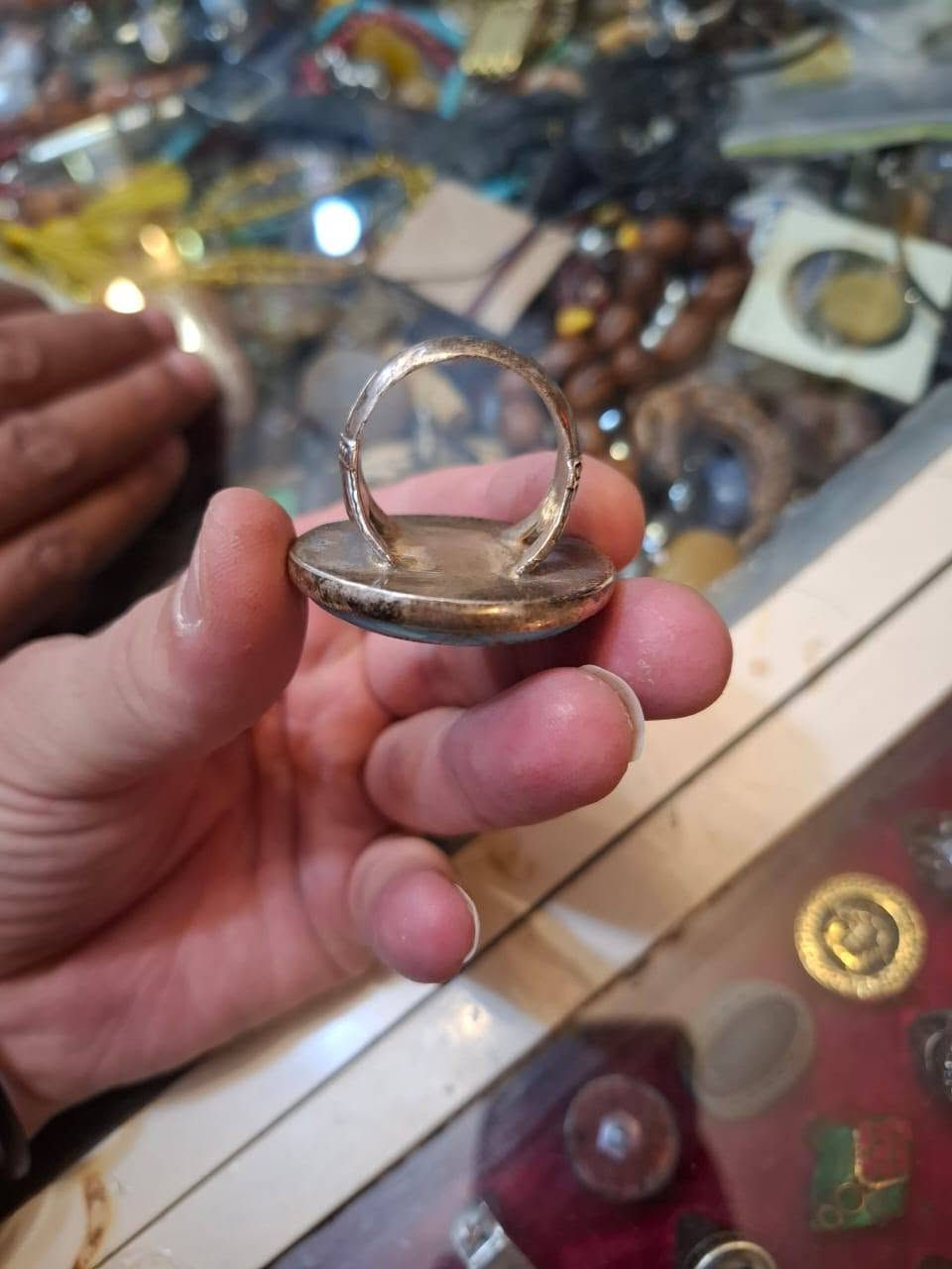 السلام عليكم ورحمة الله وبركاته عندي هذا المحبس قديم جداا مخطوط طلسم الإمام علي وايه قرانيه معروض للبيع هذا رقمي *********** ماعرف سعره قيم واخذ
