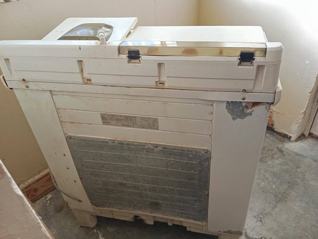 السلام عليكم
غسالة هيتاشي الاصلي
كلهة بلادي مبدل فقط كير بوكس
شغالة مابيهة كل عيب

***********
