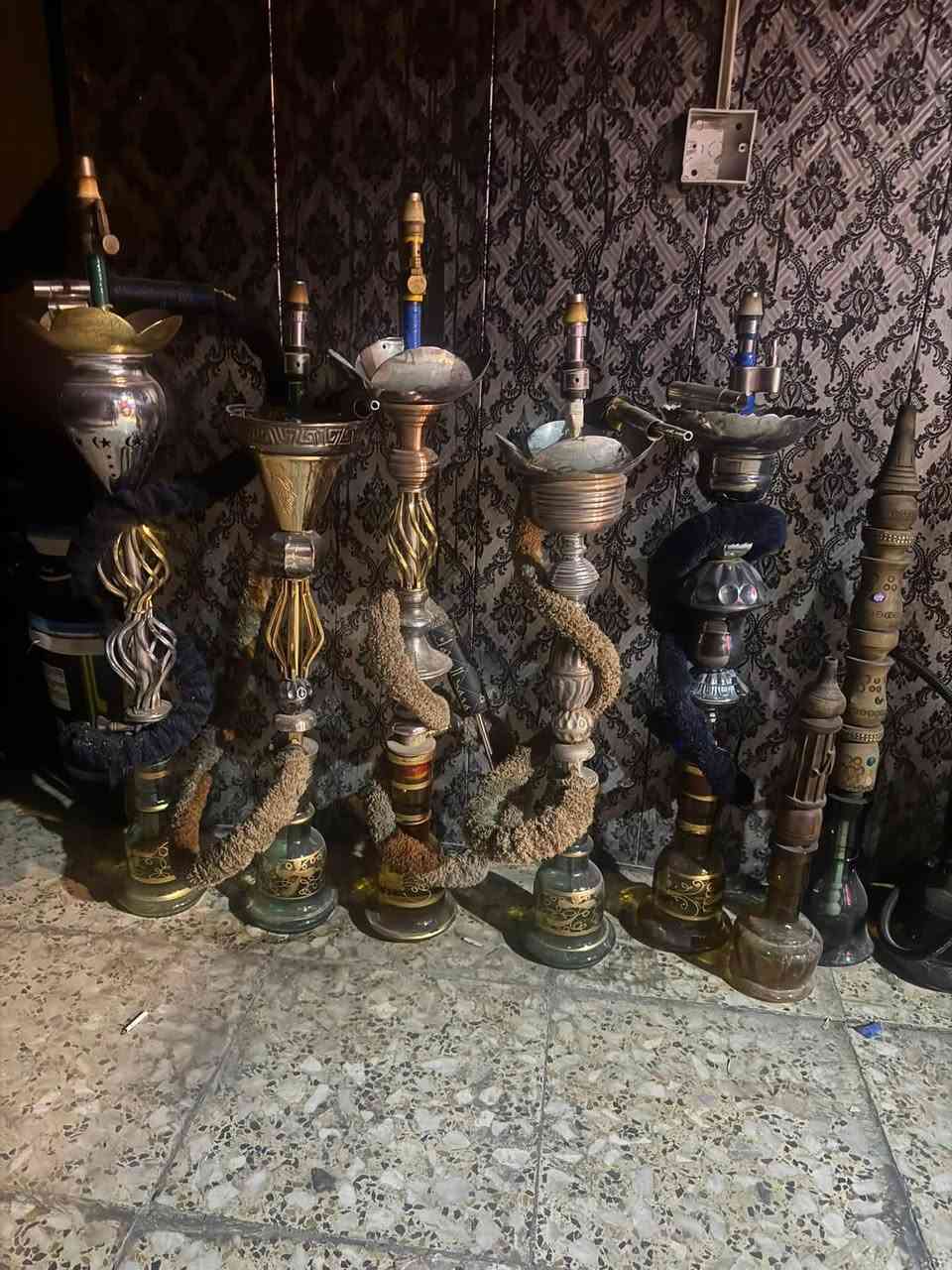 السلام عليكم كوفي للبيع الموقع الشعب شارع عدن سوك شلال جنب متوسطة صلاح الدين اعدادية السراط المستقيم 
٣ سبالت ٣ طن ميديا 
٢ ميز بليارد 
٢ بلي ستيشن 
يو بي إس 
تخم قنفات كامل و ٤ ديوان 
نراكيل خشب اكثر من ٤٠ نركيلة و٥٠ بكار 
نراكيل بابلي طه عدد ١١ 
٢ نراكيل الماني 
منقلة فحم وبلور 
١٠ ميز و ٥٠ كرسي 
مجمدة ١
براد. 
٢ مبردة كونفيرة  ١ مبردة عراقية خارجية
كامرات عدد ٨ مع دي في آر  
٧٠ بوص  تلفزيون و ٦٠ و ٥٠ 
٣ تلفزيونات 
الإنارة ممتازة 
نضام الكهرباء امين ومصصم من قبل مهندس محترف 
جميع الغراض ومستلزمات الكوفي متوفر 
الكوفي مميزة بصف مدرسة يعني وقت الدوام الكوفي مليانه وبيها معشر حلو 
بالليل الشغل مناسب 

سبب البيع تطور المشروع والانتقال إلى شارع فلسطين
للاستفسار  

*********** 

الموقع الشعب شارع عدن سوك شلال
