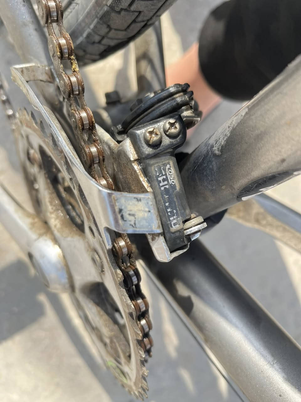 السلام عليكم ورحمة وبركاته
جبنالكم اليوم النوادر جاينت c700 2018 لون رمادي بالعراق ماتكلي منه نسخة قديمة ولون نادر كلش 
الهيكل؛ المنيوم خفيف وزنه 
حجم التايرات: 28 بوصة 
نضام النقل: 7 ورا 3 كدام يعني 21 سرعة 
القير الورا مبدل والكدام شركة 
النوع: هجين مناسب للمدينة والطرق البعيدة 
ملاحظة اخذته جديد ب 2018 وهسا عرضته للبيع الدراجة صارلها وياي 10 سنوات وبعدها بحالة الشركة شرط 
الدراجة جديدة بحالة الشركة بس بيها قير الكدام مابي قبق تريد تبدلهن ثنينهم تريد تخليهم على مالات الشركة مايضر عادي 
البريكات: فحم لاغي الكدام ومخلي الورا والكدام تكدر تسوي بل بيت بس تشده وهاهيه 
السعر:150 الف وبي مجال نار السعر 🔥🔥
: تريد تراسلني او تخابرني عل رقم ***********
