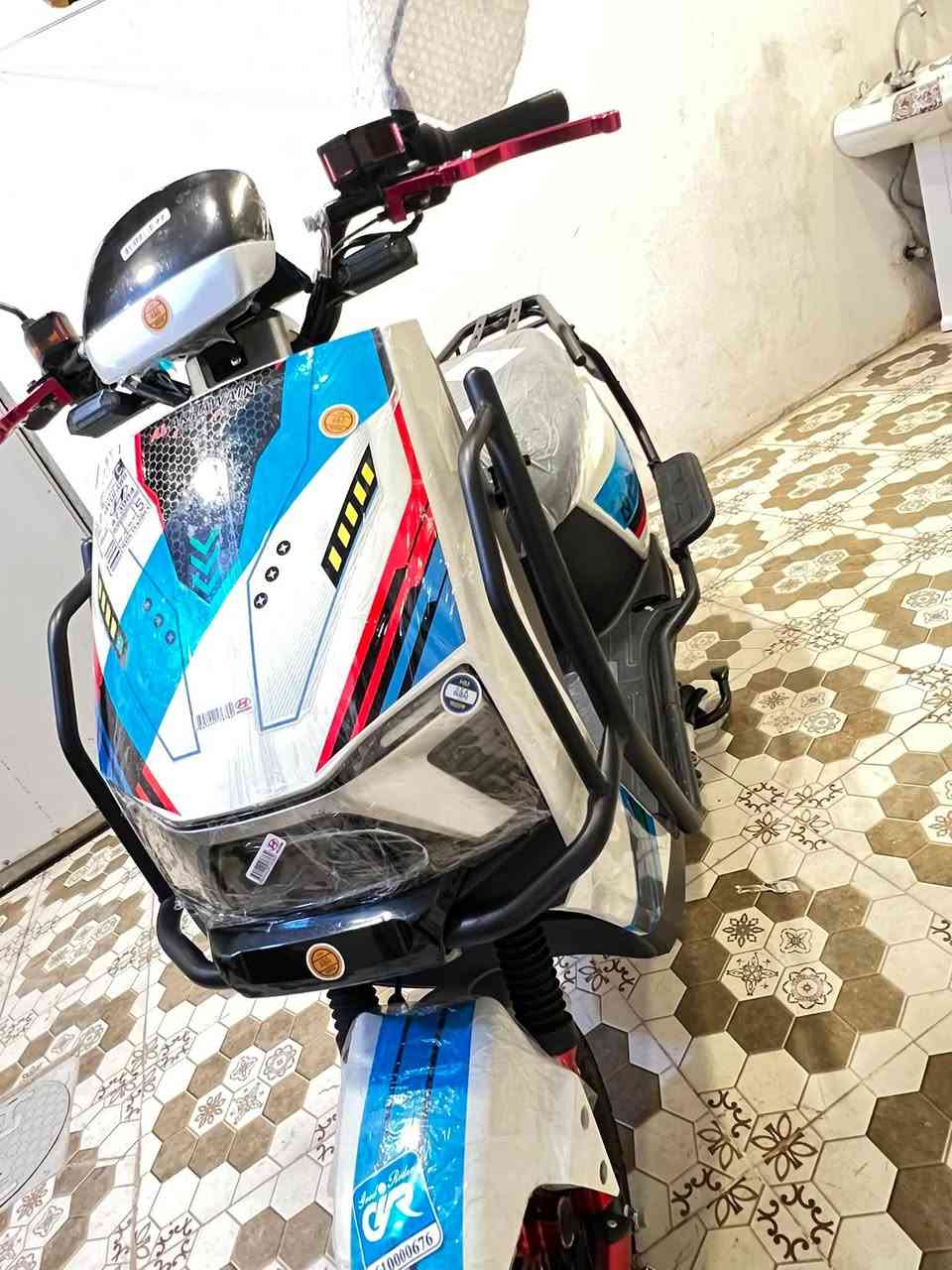 السلام عليكم
دراجه شركة الاخوين ✨ دبدوب
موديل2026
موطور بالكارتون جديد مكفول حتى من الشخط
(اخو الزيروو مستخدم شهر فقط...)
(بطاريات عدد 6 على فحص ) 
فول مواصفات  «ملف 3700W» 
(نظام  R) (نظام P)
(مخرج شحن USP) 
(سرعة 99) (سرع 4)
(مثبت سرعة) 
لايت زنون عالي ناصي 
اشاير يمنة يسرة دبل اشارة
السعر650الف وبي مجال
الموقع داخل الرمادي
الاستفسار :***********
