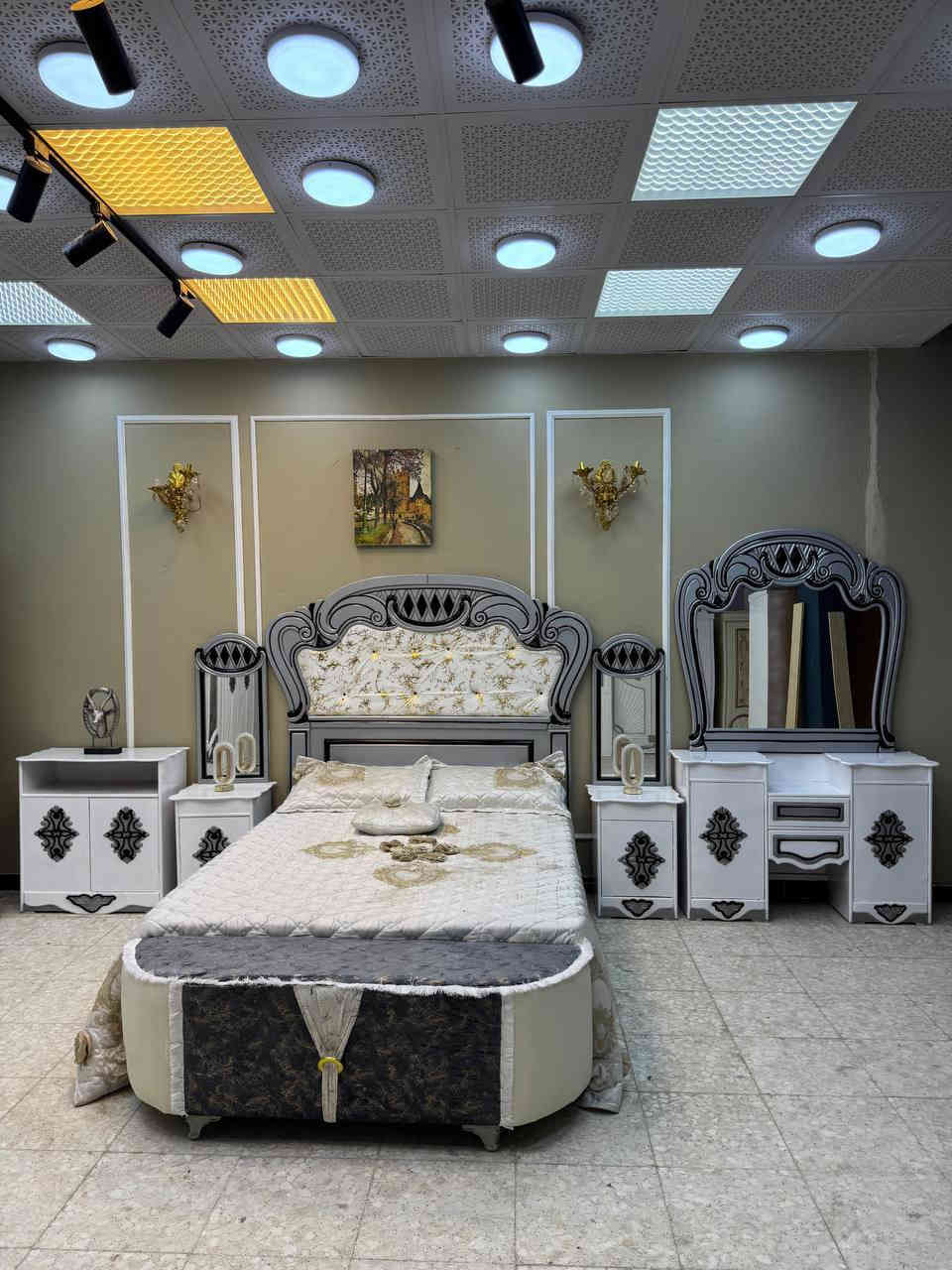 💰 السعر: مليون دينار فقط و الطابورية هدية – غرفة جديدة وجاهزة
📞 للحجز والاستفسار واتساب:***********

🛏️ غرفة نوم فخمة – خشب خفيف سوكي / درجة اقتصادية – طابق واحد

• داخل معاكس 3ملم – خارج تحفير SNS انديف 5ملم

• صبغ حراري درجة أولى

• كنتور 6 أبواب – 9 قطع كاملة

• سرير بلاويد أسود (6 أرجل)

• قياس الكنتور: عرض 3.20 × ارتفاع 2.40

🧩 الإضافات:

• دوشك: 135 ألف

• شازلون مقعد: 50 ألف

• شازلون مخزن: 75 ألف

• زاوية تصميم كنتوري بنفس الارتفاع

🛠️ فحص قبل الاستلام

🚚 التوصيل:
• بغداد: توصيل وشد مجاني (الأطراف 50 ألف)
• المحافظات: حسب البعد

🛋️ متوفر جميع أنواع الأثاث: تخم – ديوان – كاونترات- الأثاث الكامل
