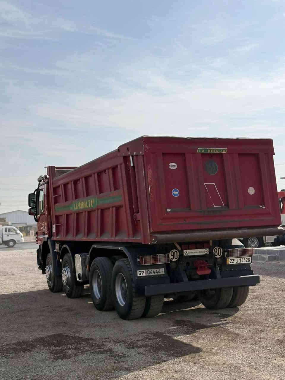 معرض مهدي اربيل
نوع : مارسيدس اكتروس عكرب قلاب
موديل : 2005 رقم اربيل
حجم :4144 6V
ألون : احمر 
مواصفات: إيطالي بيلادي قلاب عكرب  مجموع جيف 5 وركات كدام 4 وركات تبريد هورن  
گير : كهرباي 8 نمر كلج 
 العنوان : اربيل  قوشتب تريق كركوك  معرض مهدي اربيل 
***********
***********
