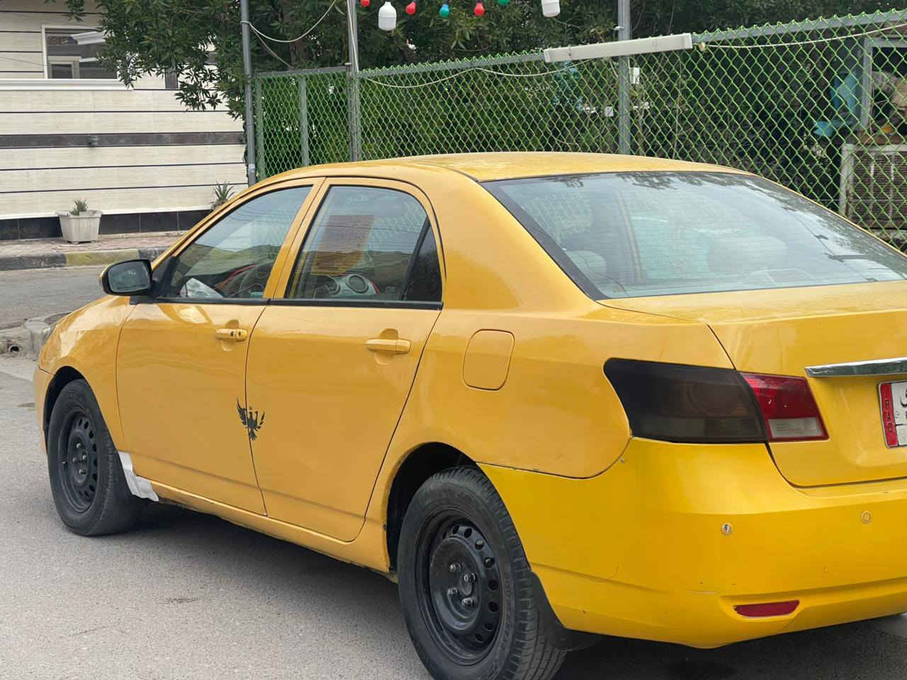 السلام عليكم BYD G3. 2013  كير عادي المرغوب بيهلا هلالات ودوس مصلحات سياره حلوه ونضيف معايزها شي صدر تأيرات تبريد كله شغال ونضيف رقم بغداد سعرها 47 وبيها مجال حك الجيه مكاني بغداد رقمي ***********
