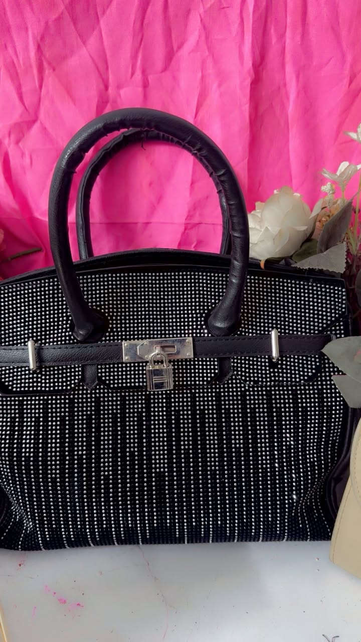 جنط بالجيس غير مستعمل  شرط جلد اصلي وياهن حذاء كل جنطتين ب ٢٥ والحذاء ب ١٣  اني مشترية الجنطة الوحدة ب ٢٥ الله شاهد وجزدان ماركة سعرة ب ٨ المكان بغداد حي اور قريب حسينية المصطفى


**إذا كنت صاحب هذا الإعلان وتريد حذفه لأي سبب، رجاءا أرسل رسالة إلى الدعم الفني**