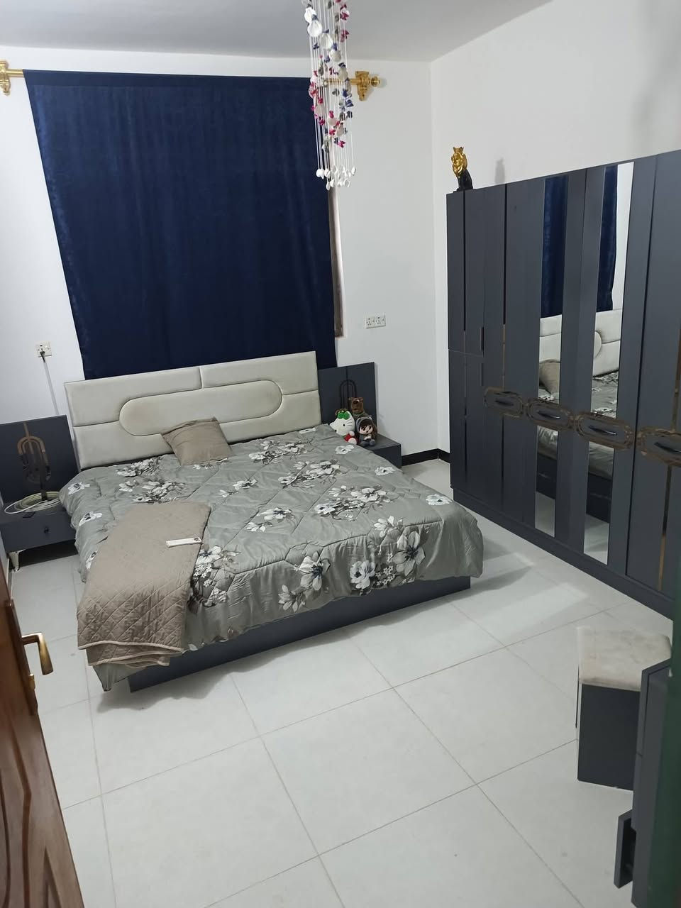 سلام عليكم بيت للبيع المساحه 150طابقين الطابق الاول كراج تواليت خارجي وصاله وحمام ومطبخ حار وبارد واستقبال وغرفتين وترك الطابق الثاني أربع غرف وحمام وصاله عنوان الكفاءات شارع المدارس مقابل مدرسه الهدير للاستفسار الاتصال على الرقم  ***********طابو سند
