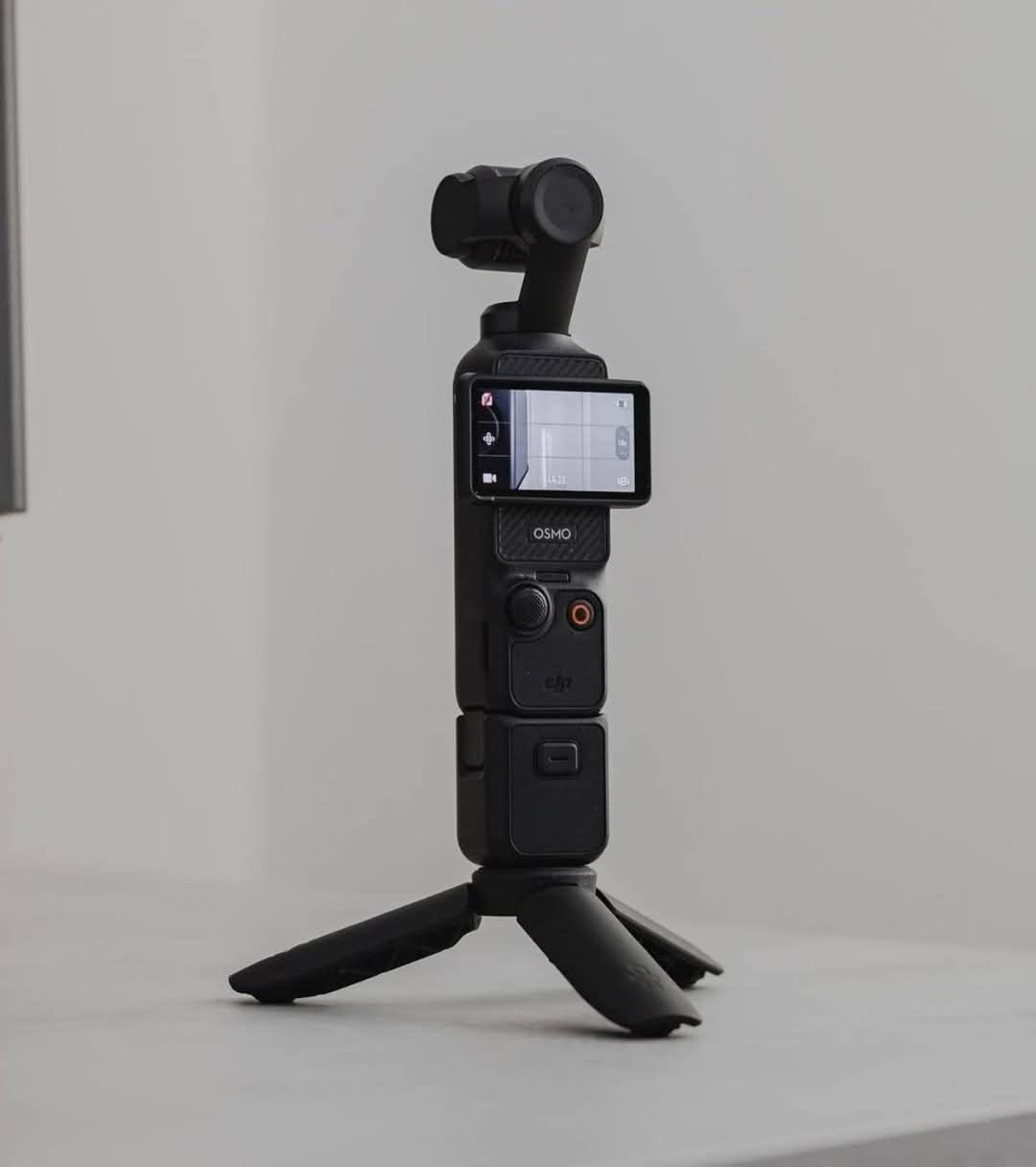 ⚡ استوديو تصوير متكامل في جيبك! | DJI Osmo Pocket 3 Creator Combo 🎥
إذا كنت صانع محتوى، فلوغر، أو تبحث عن توثيق يومياتك بأعلى جودة، هذه الكاميرا هي كل ما تحتاجه!
📌 باختصار.. لماذا هي الأفضل؟
 جودة خيالية: مستشعر 1 إنش لتصوير احترافي بدقة 4K حتى في الإضاءة الخافتة.
 ثبات سينمائي: مانع اهتزاز ميكانيكي يلغي أي رجفة أثناء المشي أو الحركة.
 شاشة ذكية: تدور بلمسة واحدة للتحويل بين تصوير (اليوتيوب) أو (التيك توك والريلز).
 صوت نقي جداً: يأتي معها مايكروفون DJI Mic 2 الاحترافي لعزل الضوضاء.
 بطارية أقوى: الباقة تشمل مقبض بطارية إضافي لتصوير مستمر دون قلق.
📦 محتويات العلبة كاملة:
(الكاميرا + مايك لاسلكي + مقبض بطارية إضافي + عدسة واسعة + حقيبة واكسسوارات).

🛍️ متوفرة الآن!
📩 للطلب أو الاستفسار عن السعر، أرسل رسالة إلى الخاص (Direct Message) أو اترك تعليقاً وسنتواصل 
معك فوراً.

***********
