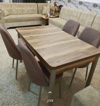 ميز طعام • يتكبر ويزغر • خدش واحد