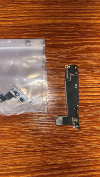 آيفون 15 بلس • ١٢٨ • فندق البارون