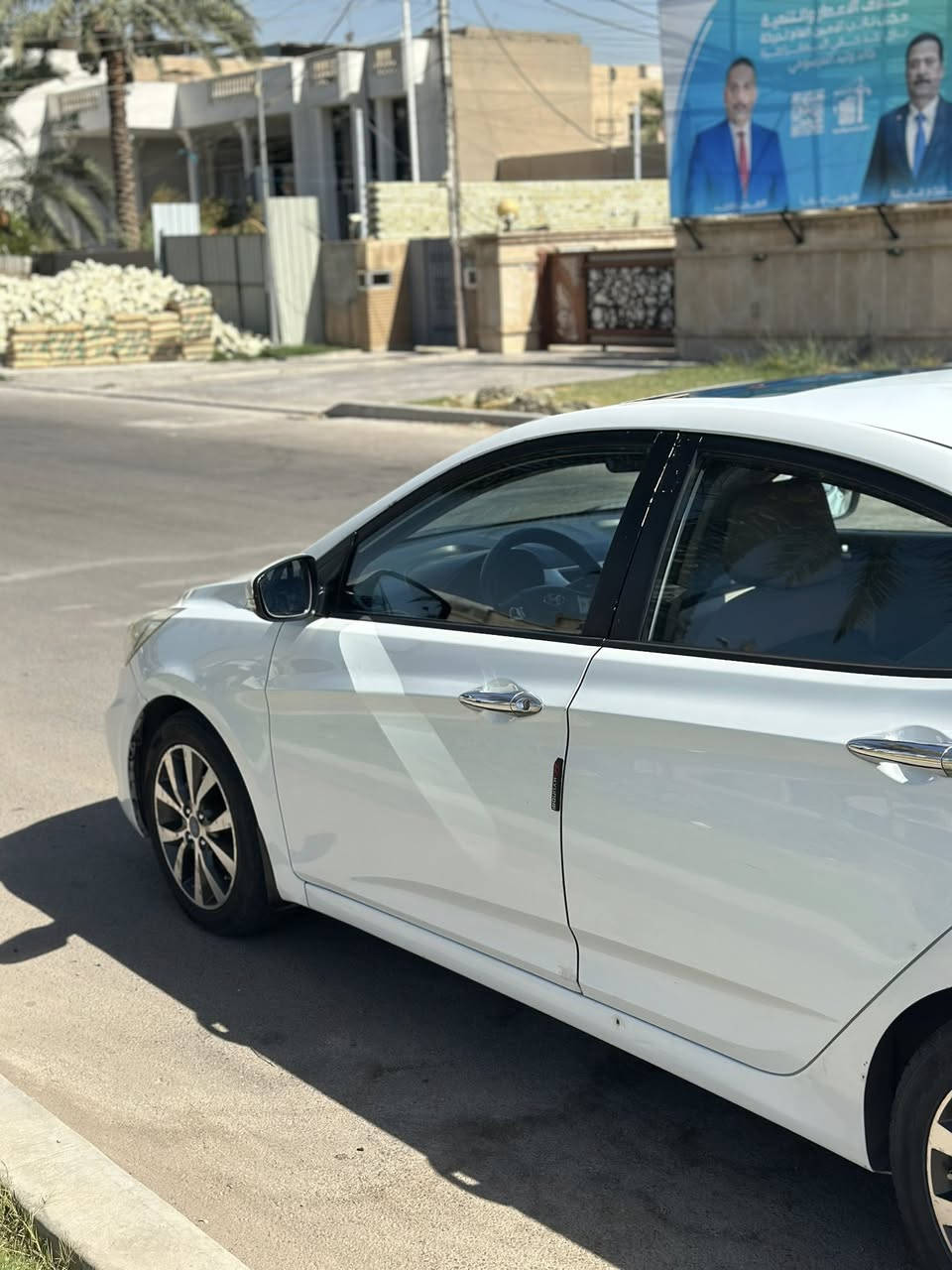 اكسنت خليجي 2016 محرك 1600 اربعه سلندر بدون حادث بيها فقط قطعه صبغ جاملغ الخلفي الوره السايق 
مواصفات السياره فتحه سويج شخاطه شاشه وكامرا 
داخل مخمل سياره نظيفه كلش 
ماشيه 100 الف كيلو متر 
رقم بغداد باسمي شرط التحويل 
السعر 110وبيها مجال 
مكانها بغداد السيدية 
*********** متواجد واتساب
