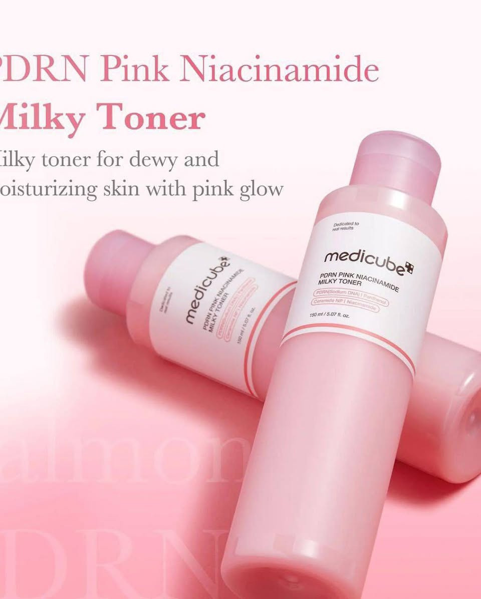✅️MEDICUBE
PDRN Pink Niacinamide Milky Toner :

 يتميز هذا التونر بتركيبة فريدة ذات ملمس حليبي ناعم تمزج بين فوائد الترطيبي والتفتيح .يحتوي على PDRN المستخلص من السلمون لتجديد البشرة، مع نسبة فعالة من النياسيناميد لتوحيد لون البشرة وتقليل البقع الداكنة .

✔️يساعد هذا التونر على تعزيز مرونة البشرة، تهدئة التهيج، ومنح إشراقة طبيعية، كما يعمل على تقوية الحاجز الواقي للبشرة مع كل استخدام .

✔️يساعد على تفتيح لون البشرة وتوحيدها بفضل النياسيناميد .
✔️يعزز مرونة البشرة ويجدد خلاياها بفضل PDRN .
✔️قوام حليبي خفيف يمنح ترطيبًا عميقًا دون إثقال البشرة .
✔️يهدئ البشرة الحساسة ويقلل من التهيج .
✔️يمنح توهجًا ورديًا طبيعيًا لبشرة أكثر إشراقًا .
✔️مناسب لجميع أنواع البشرة، وخاصة البشرة الباهتة والجافة والمفتقدة للترطيب والتوهج الطبيعي . .
المنشأ كوريا الأصلي 🇰🇷🇰🇷

السعر ١٢ الف
🚘يوجد خدمة توصيل لجميع محافضات العراق 🚘


**إذا كنت صاحب هذا الإعلان وتريد حذفه لأي سبب، رجاءا أرسل رسالة إلى الدعم الفني**