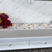 زعفرانية • سرير اطفال • نظيف