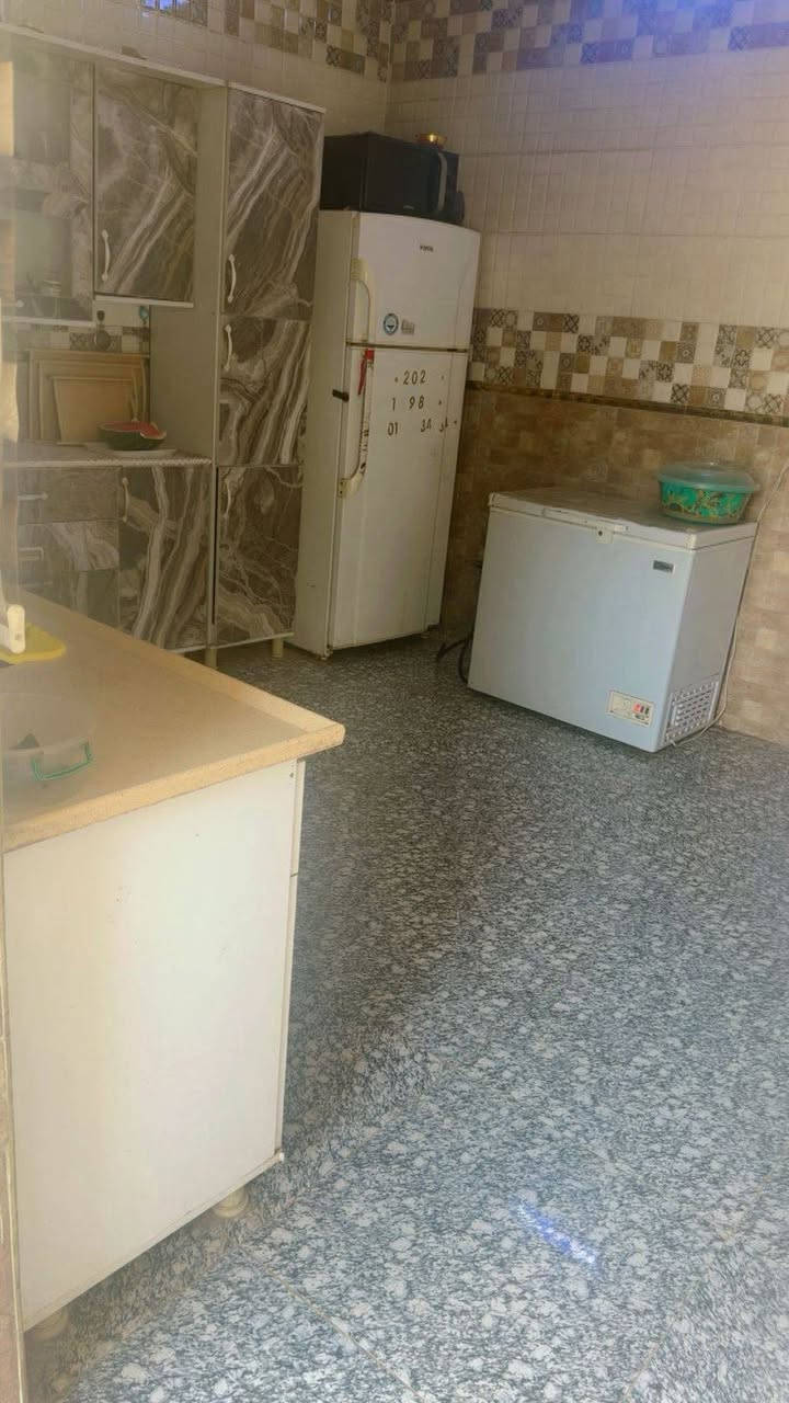 بيت للبيع زراعي مشمول بالطابو مقدمين بي معامله المساحه 160متر البيت مرتب مثل ما موضح بالصور 2نوم خدمات كامله موقع مميز بنص السوق يبعد عن الأمام 10دقائق كلشي متوفر يمه العنوان المدائن سلمان باك وره تقاطع حساني قريب جدا على الشارع العام للاستفسار الاتصال على الرقم ***********السعر المطلوب 60بيها مجال
