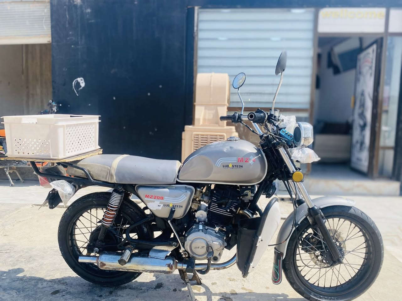 سلام عليكم
للبيع MZ الماني موديل 18 
مكينه 200 
دراجه كفاله عامه 
اوراق استنساخ 
السعر 650 وبيه مجال قليل 
بيع مستعجل 
المكان ديالى بعقوبه 
للتصال ***********
