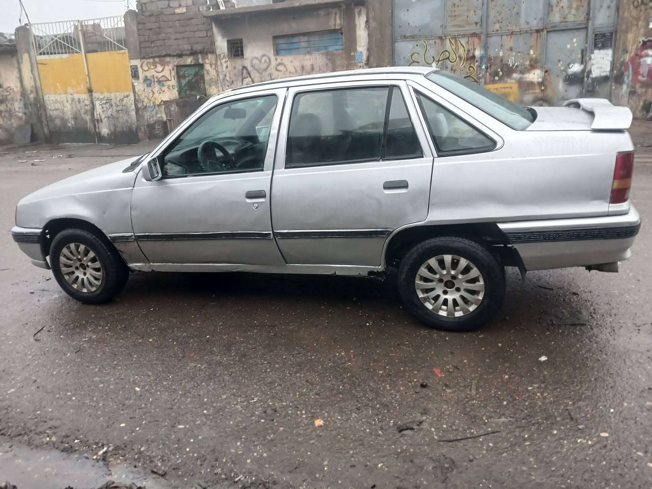 السلام عليكم سيارة كاديت موديل ١٩٨٨
كملت معاملة مالها الاحد استلم سنوية سيارة با اسمي 

شرط تحويل . مكاني الموصل الجانب ايمن سيارة مصبوغة جماليه سعر ٢٦ بيها مجال

***********
