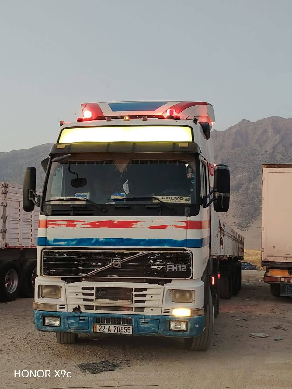 السلام عليكم

فالفو. البيع شخاطه موديل 2002مسجله بسنويه 2000
 رقم جديد سنويه جديده  هزه جديده. تخم تاير  هاي العربانه مربوطه ورها بس تغير صنف من نص جناب ال جادر 
اسياره جاهزه الشغل.
مكانها. طوز خرماتو 
 سعرها 160وبيها مجال شي قليل
رجاء لموشراي لا يتصل
رجاء  مكللف بل نشر.  

*********** وتساب 
***********
