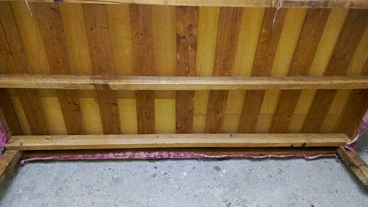 تخت نفر خشب ثقيل أصلي +دوشك سبرنك ثنينهم للبيع السعر 50 الف الشراي يتفضل خاص او يتصل على الرقم ***********
