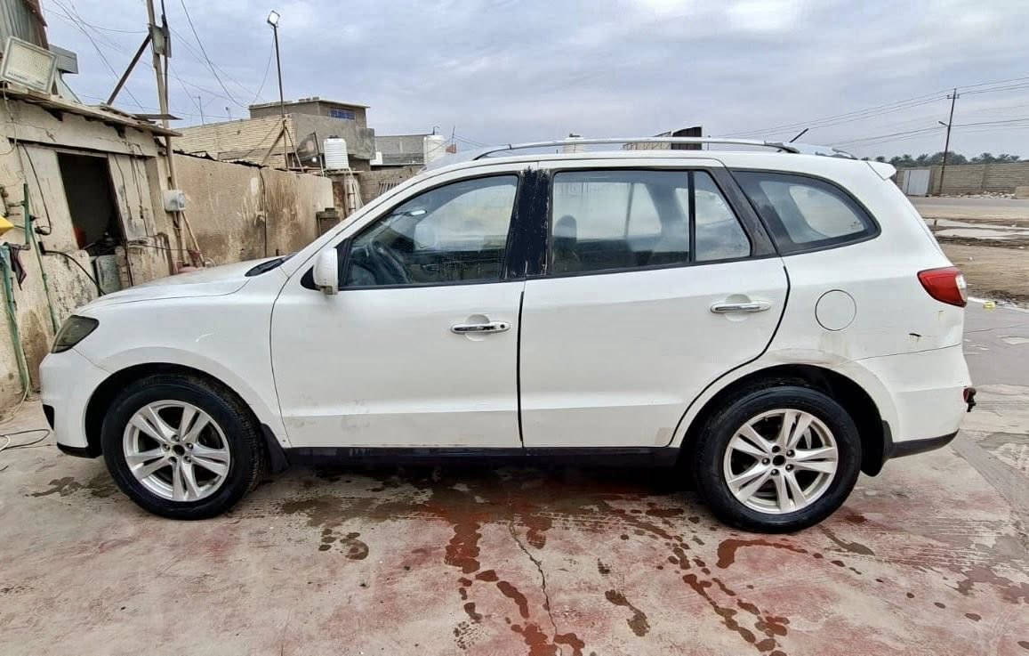 السلام عليكم سنتافيا 2011سعرها 99$
فول مواصفات
سته سلندر فتحه وبصمه وتحكمات وكامرا وشاشه
 بأسمي 
السياره بيها چفيه ومصبوغه عام 
بدون دواخل بدون حادث بس جفيه 
***********مكاني بغداد
