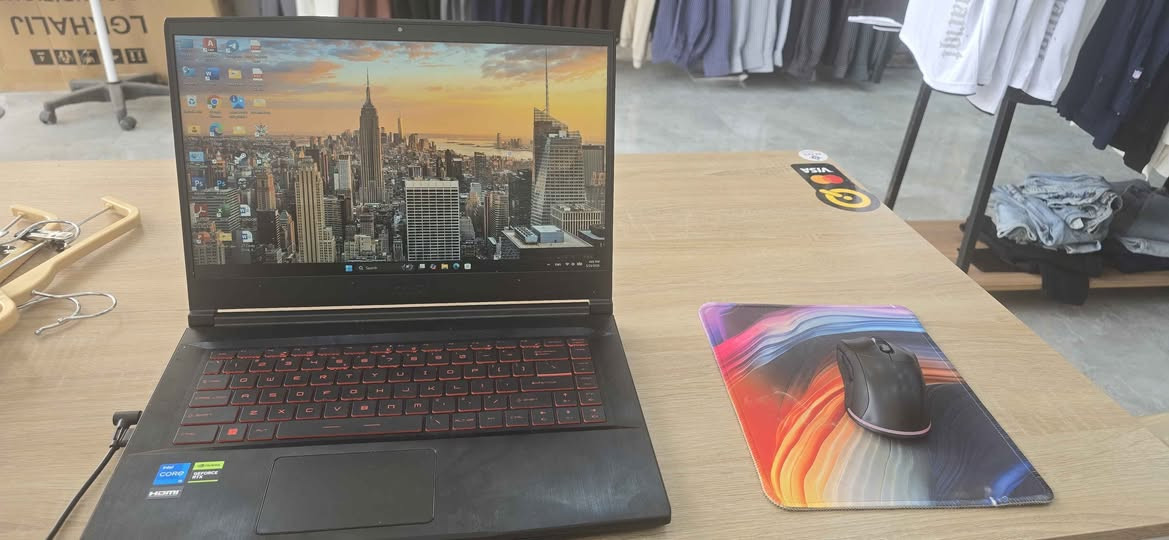 💻 المواصفات:
الموديل: MSI Thin GF63 12UDX
المعالج: Intel Core i5-12450H الجيل 12
كرت الشاشة: NVIDIA GeForce RTX 3050 6GB
الرام: 16GB DDR4
التخزين: 512GB SSD NVMe
الشاشة: 15.6 إنچ FHD
التردد: 144Hz مناسب للألعاب
النظام: Windows 64bit
الوزن: خفيف ونحيف مناسب للشغل والتنقل
كيبورد إضاءة حمراء Gaming
يدعم Wi-Fi 6 و Bluetooth 5.2
منافذ: HDMI / USB 3.2 / USB-C / LAN
🔥 اللابتوب ممتاز للألعاب، التصميم، المونتاج، الدراسة والشغل الثقيل.
يشغل أغلب الألعاب والبرامج بسلاسة مثل GTA V و Warzone و Valorant وغيرها.

السعر: (750 الف وبي شوي مجال اذا شراي)
مكاني ابي الخصيب للتواصل خاص 📩 البصرة, العراق


**إذا كنت صاحب هذا الإعلان وتريد حذفه لأي سبب، رجاءا أرسل رسالة إلى الدعم الفني**