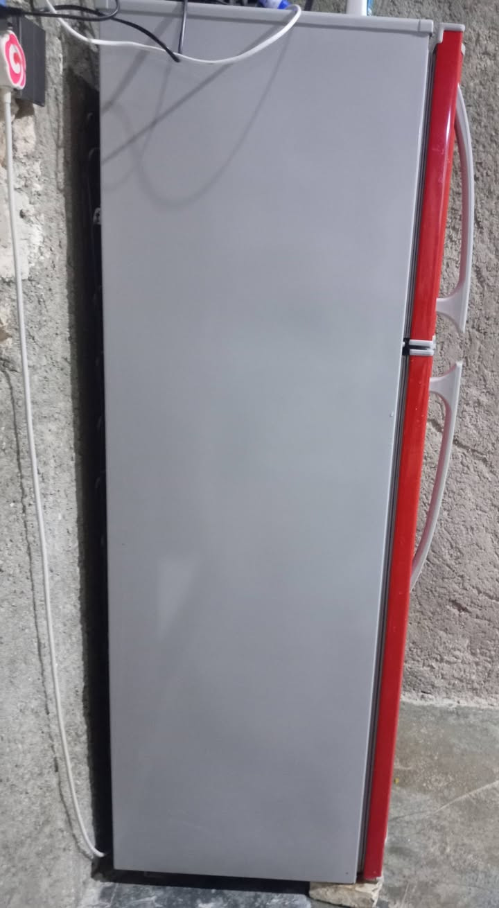 السلام عليكم ثلاجه للبيع ***********
