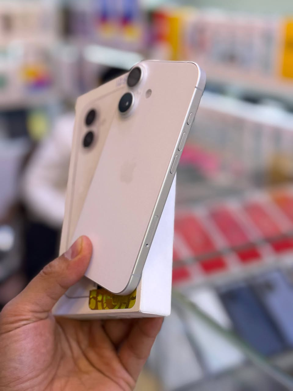 ايفون 16 ضمان وكاله ماستر اصلي 
ذاكره 256 بطاريه 98  
نضافه 💯💯 جهاز لا مفتوح 
ولا مصلح ضمان من مركز وين ميعجبك افحص ملحقات كامله 
السعر مليون 890 الف قفل اقوى سعر العنوان بغداد البياع شارع عشرين 
 🟦🟦 متوفر اقساط على مصرف الرافدين فقط 👉 
هاتف ***********📞📞
هاتف ***********📞📞
