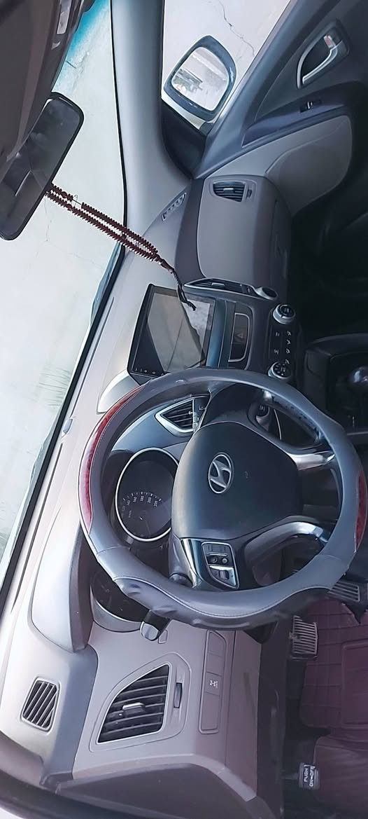 السلام عليكم  توسان 11خليجي فول سنويه بسمي 
محرك 240 سياره بيه صبغ صفحه السائق 
وحالين بيه كازكيت تشتغل وتمشي مابيه شي 
تبريد ثلج لغود شواصي مكفوله قفله 85 ؟؟
***********
