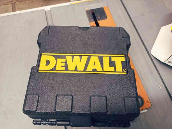 ليزر ديولت اصلي
خطين احمر 
جديد 
انتاج ٢٥ 
مكاني بغداد حي العدل 
يوجد توصيل 
***********
واتساب
