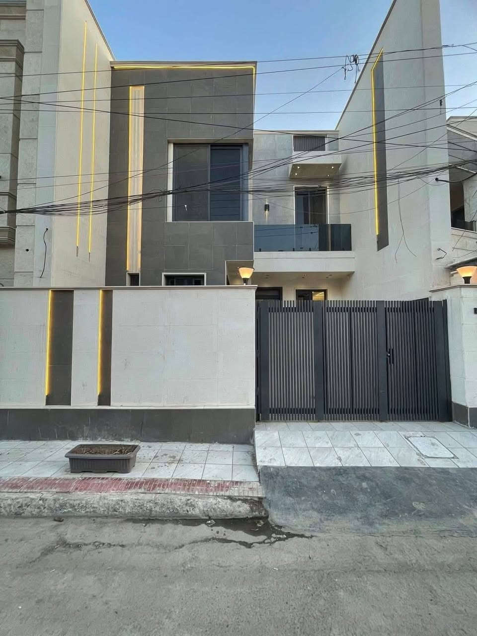 للبيع دار زيرو في السيدية مربع جدا نظيف على شارع عرض ١٢م
بيت زيروو ١٥٠م 
واجهة.  ٧.٥ م
نزال.   ٢٠م

يحتوي على ٤نوم 
مع خدمات متكاملة 
صالة مطبخ كراج 
واجهة مرمر مع ارضية مرمر 
شبابيك المنيوم..
ديكورات بالسقف..

مكتب المجد للوساطة العقارية سيدية شارع العلوة مقابيل مدرسة حلم الغد..

الاتصال..
***********
***********

نسعى لخدمتكم نحو الأفضل نستقبل كافة عروضاتكم السكنية والتجارية..
