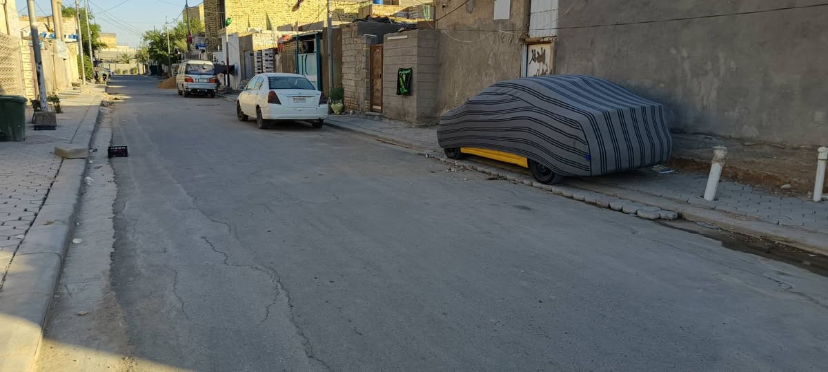 سلام عليكم بيت ٢٠٠ متر للبيع ملك بناء قديم يحتوي ع ٣ غرف وستقبال وصالة وممرين وصحياات خارجية وداخلية بدون تشاريف وبيتونة موقع حي صدر ثاني لل استفسار مراسلة صفحة  او اتصال ع رقم ***********
