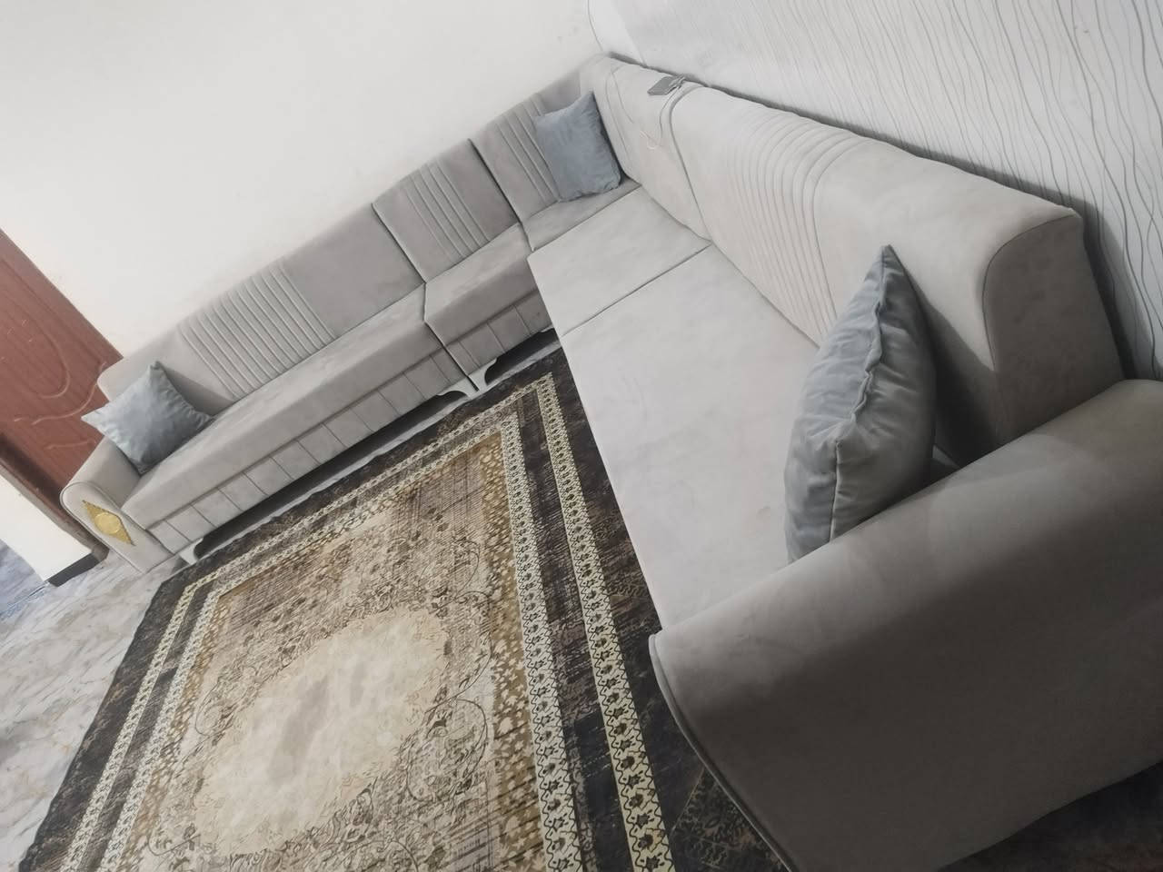 ديوان ١٠ مقاعد تفصال جديد نضافه ١٠٠/١٠٠ السعر ٢٩٠ نهايته
المكان ابو. غريب الناحييه موجود توصيل 

***********
