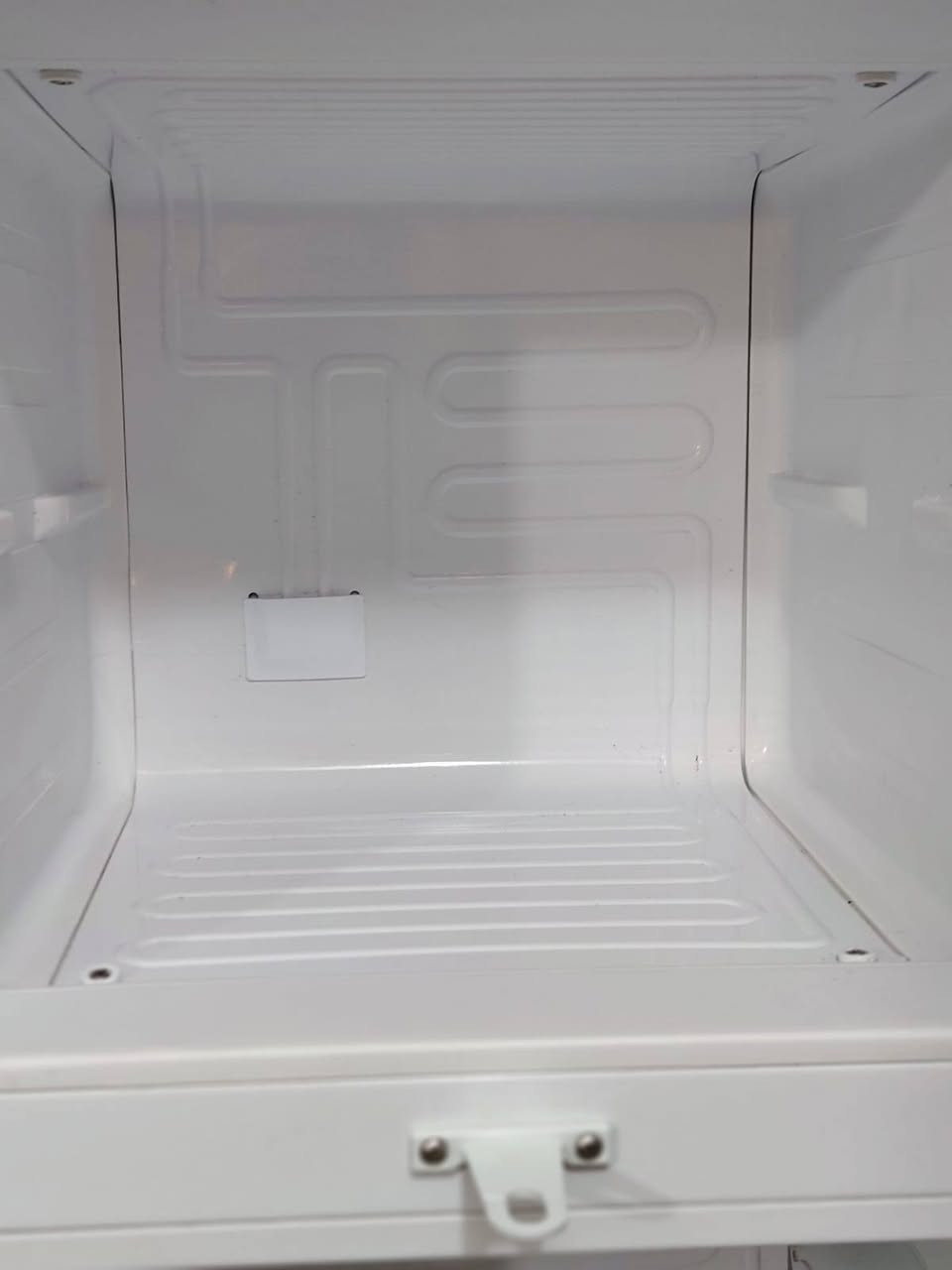 ثلاجه للبيع جديده 14قدم السعر 250 
اتصال ***********
