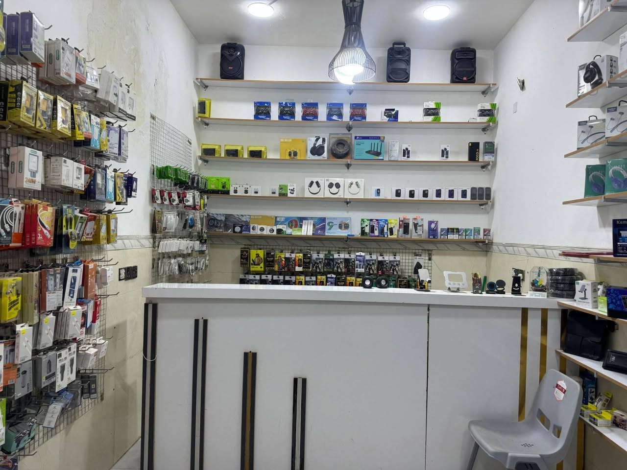 سلام عليكم محل للبيع مكان جمعيات حجي حسن قرب اسواق الحجي تصال على هذا رقم ***********
