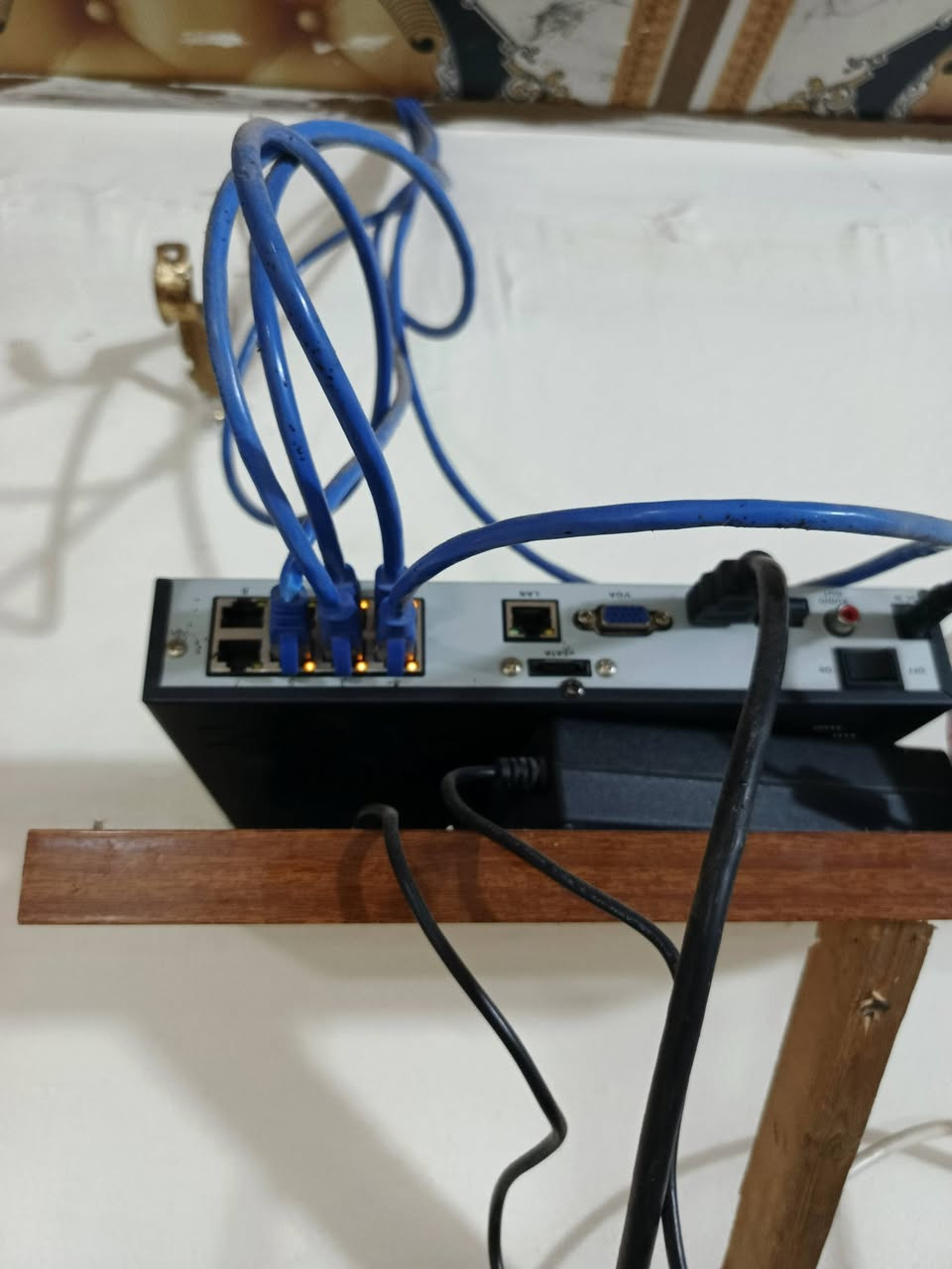 السلام عليكم ٥كامرات ip مع جهاز٨ ميكا
٤كامرات اعتيادية ووحده دوم اي بي شغالات كل عيب مابيهن الكامرات نهاري ملون فقط بليل ليلي بدون فلاش فقط عدسات حمر 
الجهاز ٨جنل بدقة ٨ ميكا كامل مكمل شغال بدوون هارد مكاني كركوك وهذا رقمي ***********
رايدهن ب٣٠٠ الف وبيهن مجال
