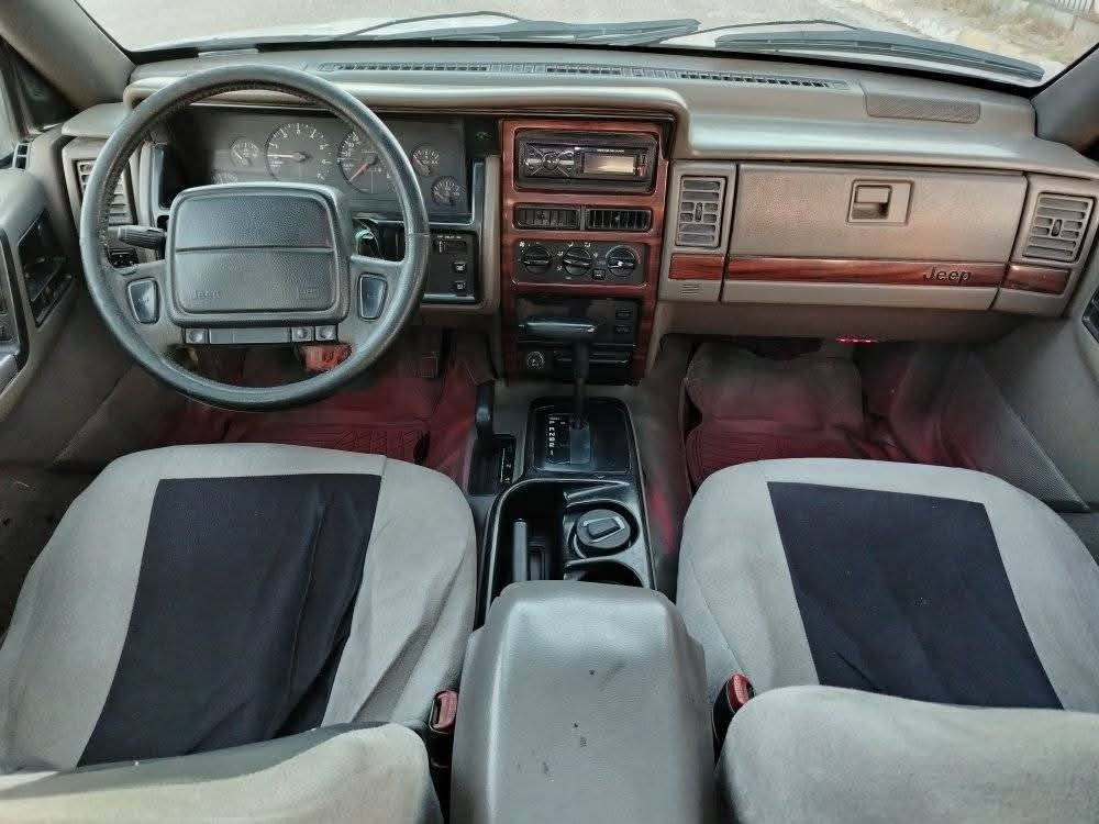 جيب شيروكي موديل 1995
محرك 6 سلندر
رقم نينوى انكليزي سنويه (2029)
***********

