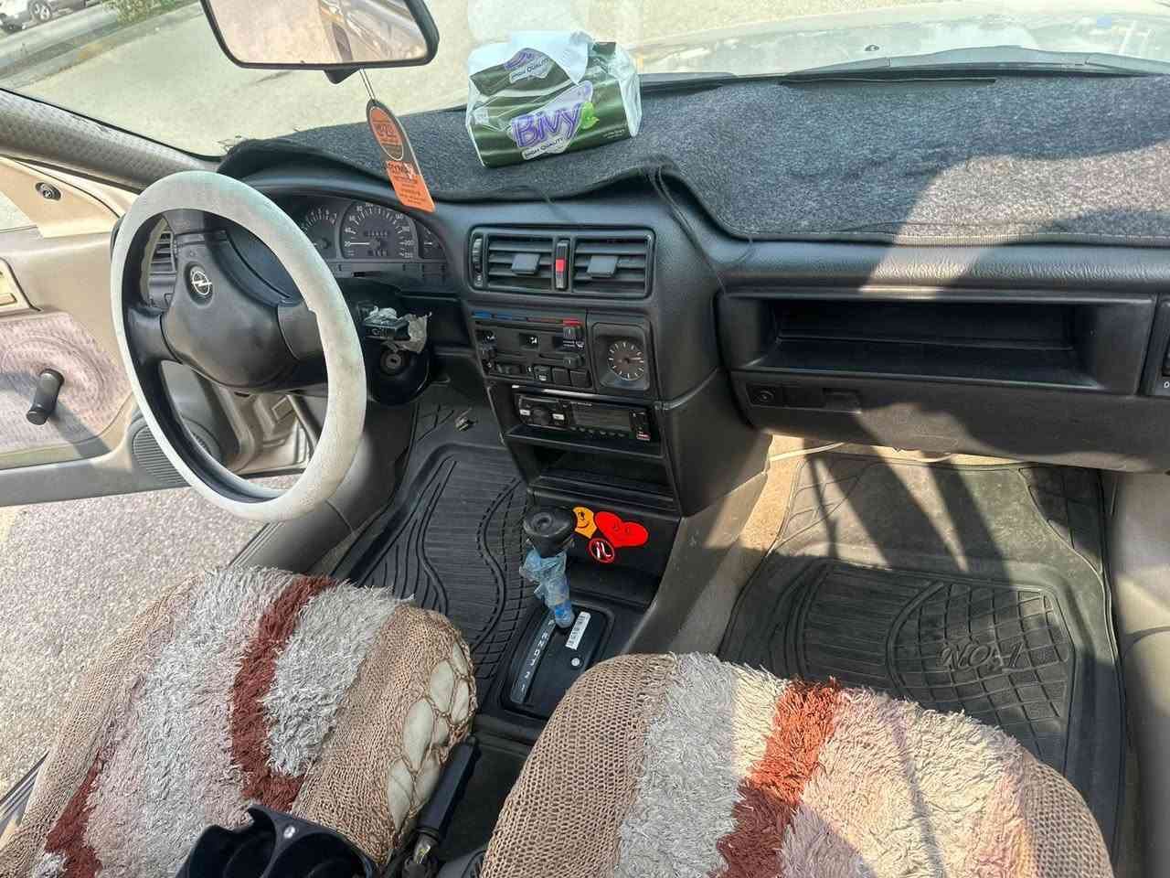 سلام عليكم 
اوبل فيكترا موديل 1992 سنوية ساقطة صارلها سنة ونص 
شرط التحويل و الغرامات 
بيها دفتر بنزين 
سيارة حلوة و نظيفة
سعر 45 و بيها مجال
اتصال ***********
