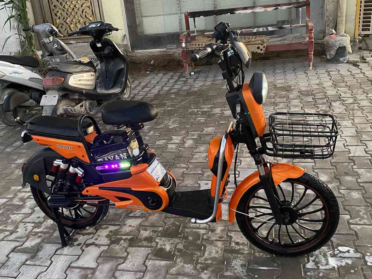 السلام عليكم دراجه شحن ونضيفه بمعنه الكلمه وحلوه ما ناقصهه أي شي صارلهه 15 يوم من اشتريتهه بس محتاج وريد ابيعهه 425 سعرهه وهذا رقمي ***********
