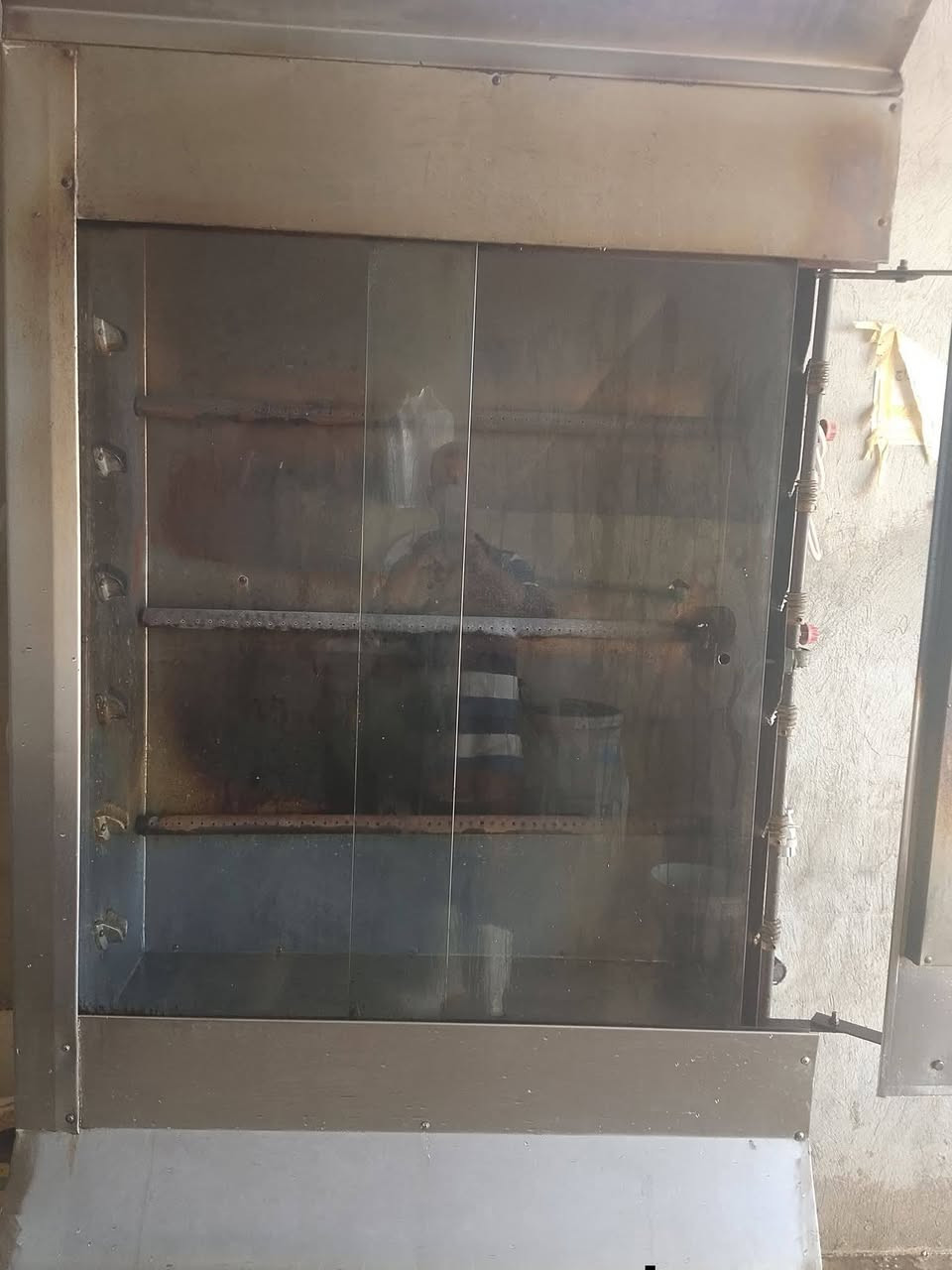 السلام عليكم ورحمة الله
شوايه دجاج للبيع مع ميز نضيفه مستخدمه شي قليل
ماطور شقال السعر 350الف وبيهه مجال 
*********** العجيليه شارع القاعدة الثاني
