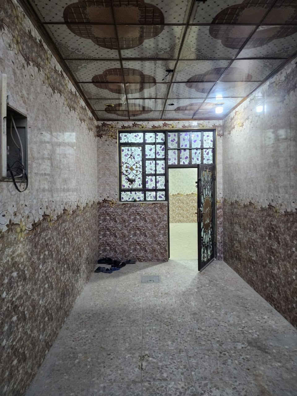 السلام عليكم بيت معروض للبيع بلبراكيه شارع السبيس سند 25 قرار محكمه مشمول بقرار 320قرب مدرسة زهور الجنائن المساحه 100متر بناء طابوك ارضيه صب سقف كونكريت طابقين طابق الاول يحتوي ع مطبخ وصاله ومنور وغرفه  وصحيات خارجيه الطابق الثاني غرف عدد 2وحده من الغرف سويت وصاله  سقوف ثانويه شارع 10متر البيت جاهز من كلشي السعر 55 وبي مجال بسيط للاستفسار يرجى الاتصال ***********
