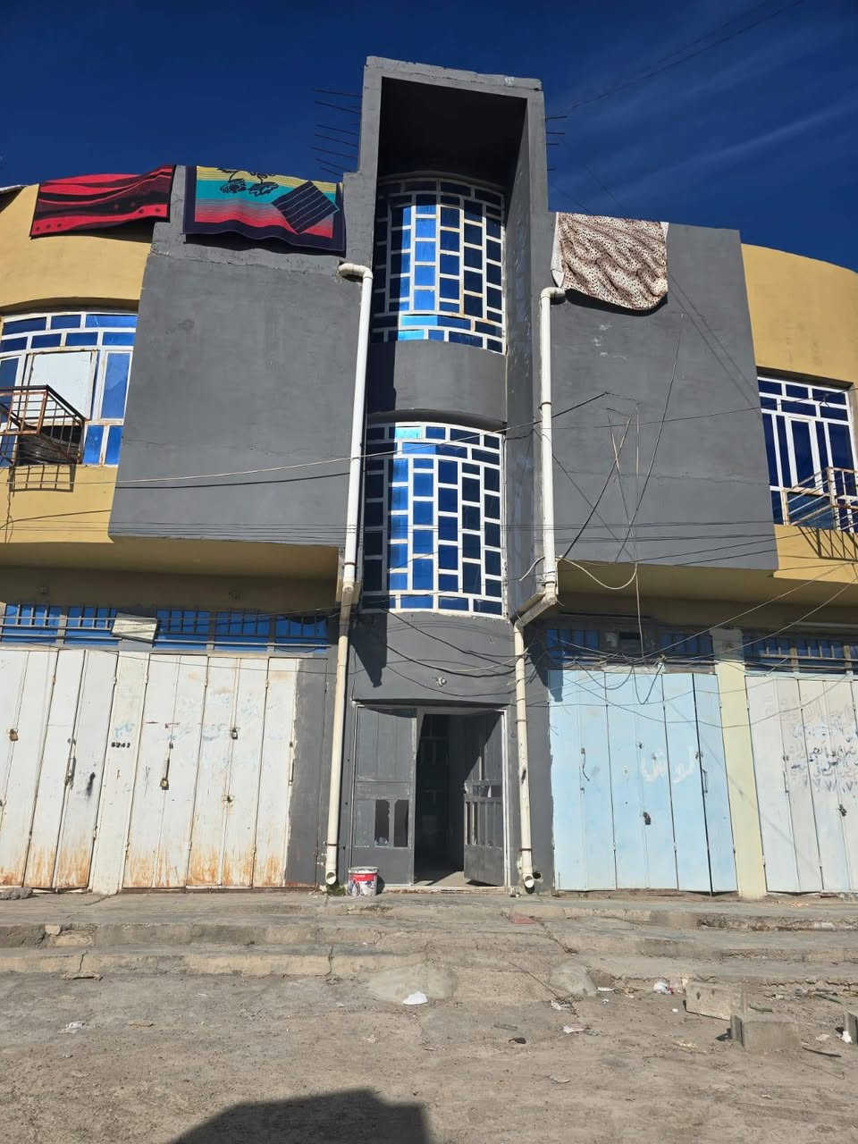 عمارة تجارية للبيع🏠في حي البشامان مع  🏠 على شارع تجاري المساحة الكلية 200 متر 
قرب جنت الاعناب 
4 شقق مع 6 حملات تجارية الورد الشهري 2مليون دينار 
السعر من خير 600 مليون 
.للاستفسار يرجي الاتصال على الرقم المكتب الخاص *********** مكتب 🏢وطن للعقار@
