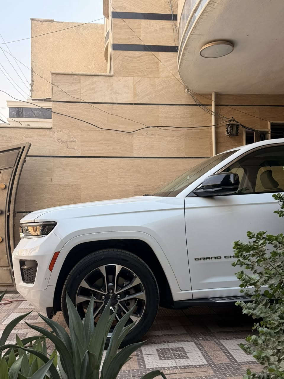 جيب كراند شيروكي اوفرلاند🔥
الموديل :2022. (خليجي) .
المحرك : . V6. 3.6L .
العداد : 40000.   
بعدهة بالضمان مال وكالة
المواصفات :
* دفع رباعي 4x4 .
* نظام تعليق هوائي (جكات).
* قيادة ذاتية عند المنعطفات.
* رادار امامي مع مانع تصادم .
* نظام الرؤية الليلية.
* تحذير الخروج عن المسار .
* مستشعر نوم السائق مع نظام التوقف الآلي
* تحذير النقطة عمياء ⚠ .
* نظام تحذير عند التقاطعات.
* نظام تحذير عند تجاوز السرعة المحددة.
* نظام عرض المعلومات على الزجاج الامامي (HEAD UP DISPLAY)
* نظام تقليل الضجيج داخل المقصورة.
* إنارة محيطية.
* شاحن موبايل وايرلس.
* تعديل وضعيات مقود السائق كهربائيا.
* مرايا تعتيم ذاتي.
* المرايا الجانبية قابلة للطي كهربائيا.
* نظام الصوت  مع 19 سماعة.
* ويل قياس 21 انج .
* سقف بانوراما .  
* شاشه كبيرة 10.1 انج .
* شاشة للراكب الأمامي .
* نظام الخرائط (GPS) .
* عرض خرائط الطريق على لوحة القيادة.
* لوحة القيادة بقياس 12 أنچ.
* 4 كاميرات خارجية مع بخاخات ماء للتنظيف.
* كاميرا للمرأة الداخلية.
* تصوير حراري ليلي .( ناظور ليلي)
* المصابيح الأمامية زنون .
* كشافات الضباب زنون .
* دخول ذكي.
* بصمة على 5 ابواب للدخول الذكي.
* تشغيل عن بعد .
* الصندوق الخلفيي كهربائي .
* فتح الصندوق الخلفي مع حركة القدم.
* دوسات جانبية .
* فرش المقصورة الداخلية من الجلد الطبيعي الفاخر .
* اضافات من الخشب الطبيعي للمقصورة الداخلية.
* ذاكرة لحفظ وضعيات الجلوس للمقاعد الأمامية
* مساج للمقاعد الامامية .
* المقاعد الأمامية كهربائية .
* المقاعد الأمامية تبريد وتدفئة .
* المقاعد الخلفية تدفئة وتبريد .
* ستائر للشبابيك الخلفية.
* انارة داخلية LED متعددة الالوان .
* حساسات امامية وخلفية .
* 5 راكب المرغوب عند الجميع
* مكيف خلفي مع وحدة تحكم منفصلة .
* تدفئة كشنات امامية وخلفية
* تبريد كشنات امامية
*تدفئة مقود القيادة.
* مانع تصادم خلفي .
* بلوتوث تلفون .
* محدد سرعة .
* نظام التشغيل والاطفاء الاوتوماتيكي .
( التشغيل عن بعد)
* نظام بريك اوتماتيكي
رقمها بغداد باسمي 
السعر 39800 وبيها مجال بسيط
العنوان بغداد 
الاتصال 
***********
***********
