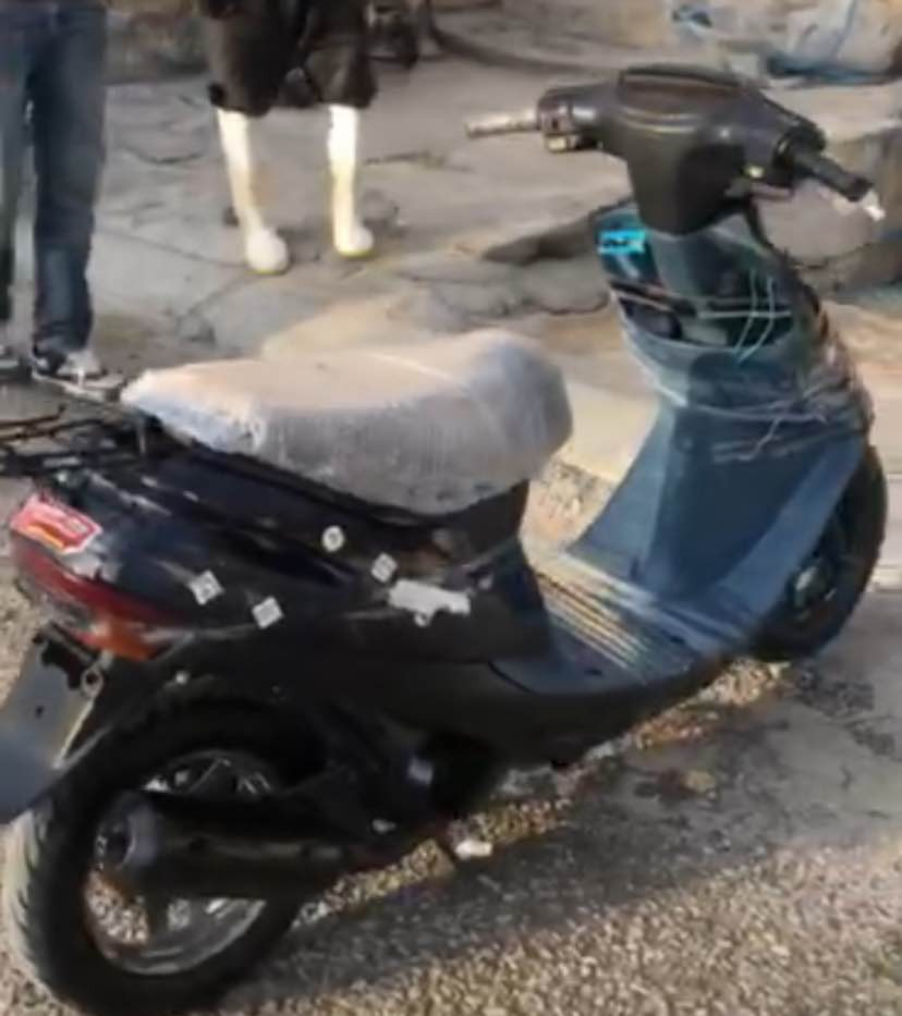 ئەم ماتۆرە بۆ فرۆشتن
لە رووبەروو زۆر جوانترە سفرە 
ماڵی هاتۆچیە
٢٥٠مەسرەفی نیە 
لە سایەقێکی کەمە
ماتۆرەکە لە سلێمانیە
سعری ٢٠٠مەعامەلەیە
رەقەم /*********** السليمانية, العراق
