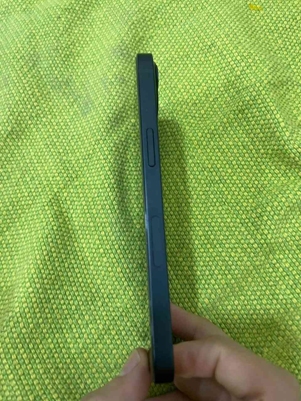 سلام عليكم
ايفون 13 عادي لون اسود 128g 

جهاز نضيف جدا مثل ما واضح بالصور و مفحوص و استخدام قليل جدا جدا 

جهاز امريكي بس بطارية انطيك عليها ضمان اذا شفتها ملعوب بيها و بطارية اصلية مال شركة 

فيس ايدي شغال شاشه الاصلية نفسها شاصي نضيف جدا يلمع مابي شخط جهاز استخدام والدة يعني بس داخل بيت 

يجي وياج لزكة شاشه اصليه تمنع الخدوش و الكسر و كفر لون اصفر 

سعر جهاز430  و بي مجال يكون سعر يراضيك اولاً و يراضيني ثانيا 

تواصل هذا رقمي *********** 
او معرف التلي @wrlhe
