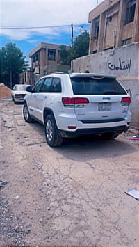 سيارة جيب شيروكي 2021   مواصفات لاريدو  حساسات 360 درجة توقف ذاتي تم ت...