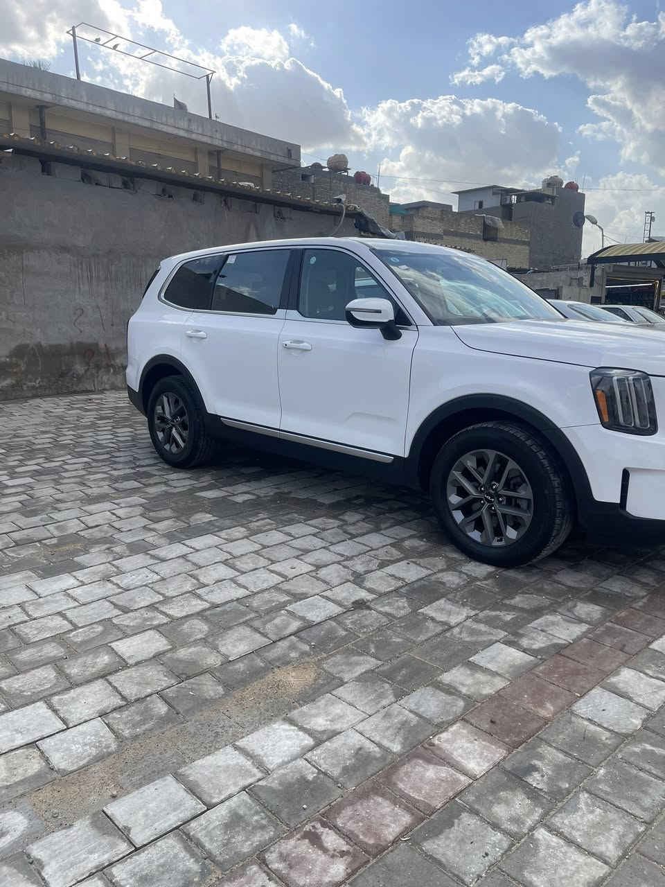 كيا تولورايد موديل 2024 امريكي 
ماشية 33 ميل 
مواصفات 
بصمة 
كشنات جلد وكهرباء 
سايد بريك بصمة 
الضرر موضح بالصورة مع السونار 
السعر 270 $ 
رقم الهاتف ***********
